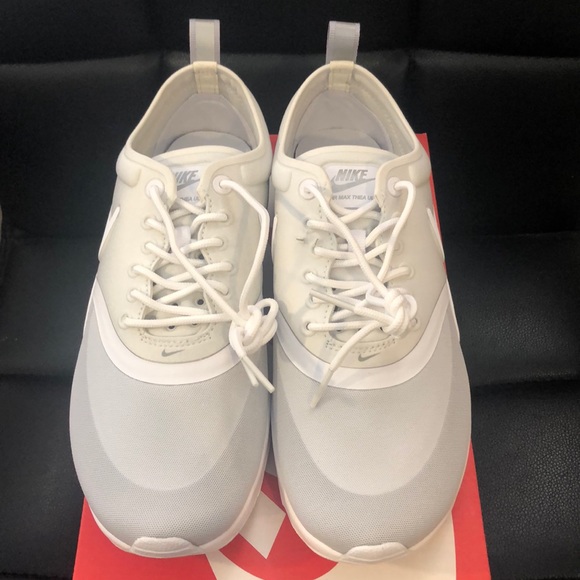 Nike Air Max Thea Women’s Shoes White and Silver - Picture 3 of 3